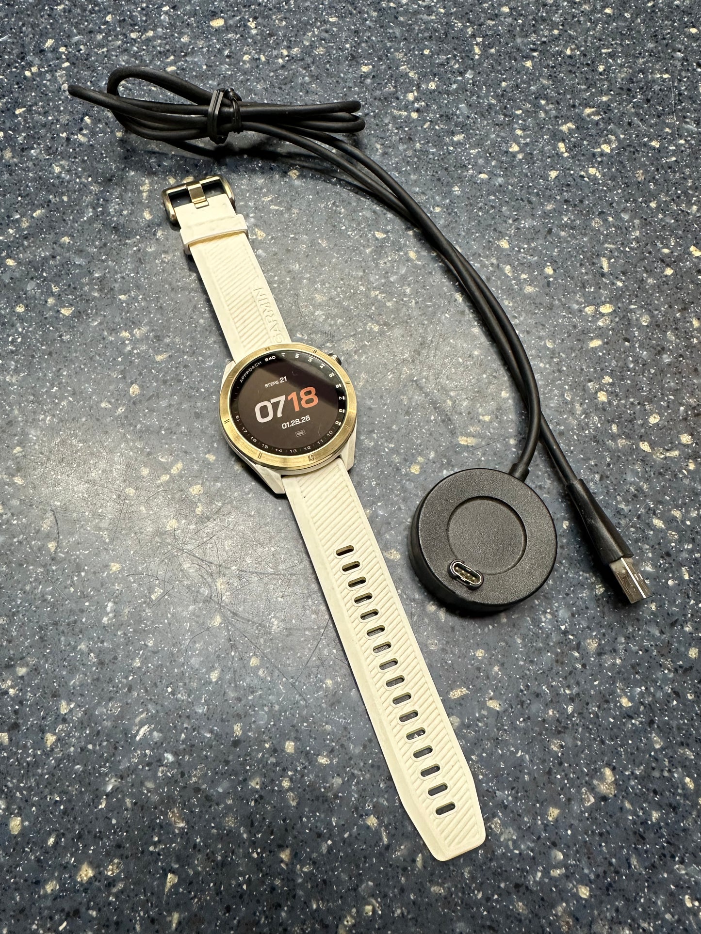 Super! Garmin Approach S40 - White Golf Watch - Watch and charging cable