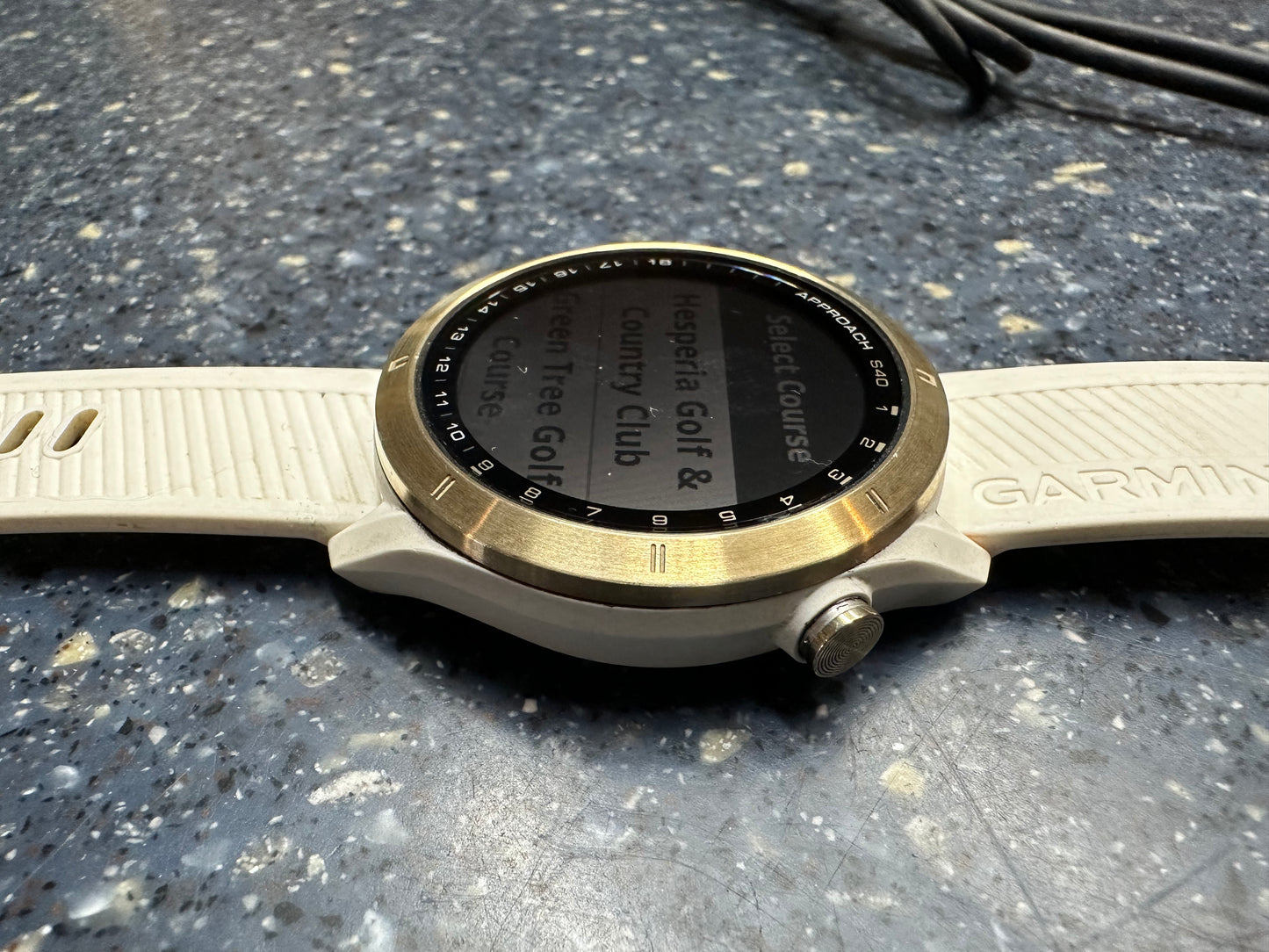 Super! Garmin Approach S40 - White Golf Watch - Watch and charging cable