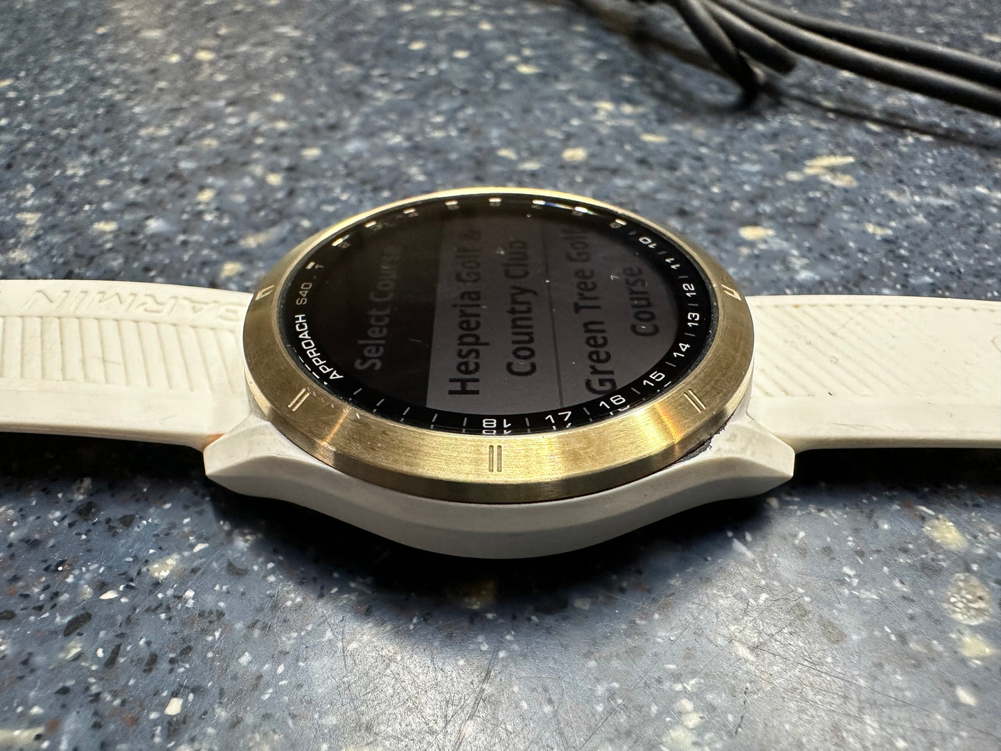 Super! Garmin Approach S40 - White Golf Watch - Watch and charging cable